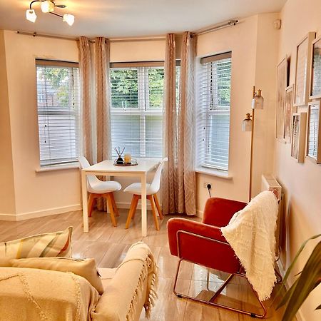 Modern 2 Bed Apartment With Free Parking And Netflix Dawley Extérieur photo