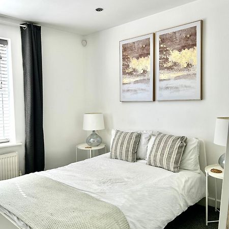Modern 2 Bed Apartment With Free Parking And Netflix Dawley Extérieur photo