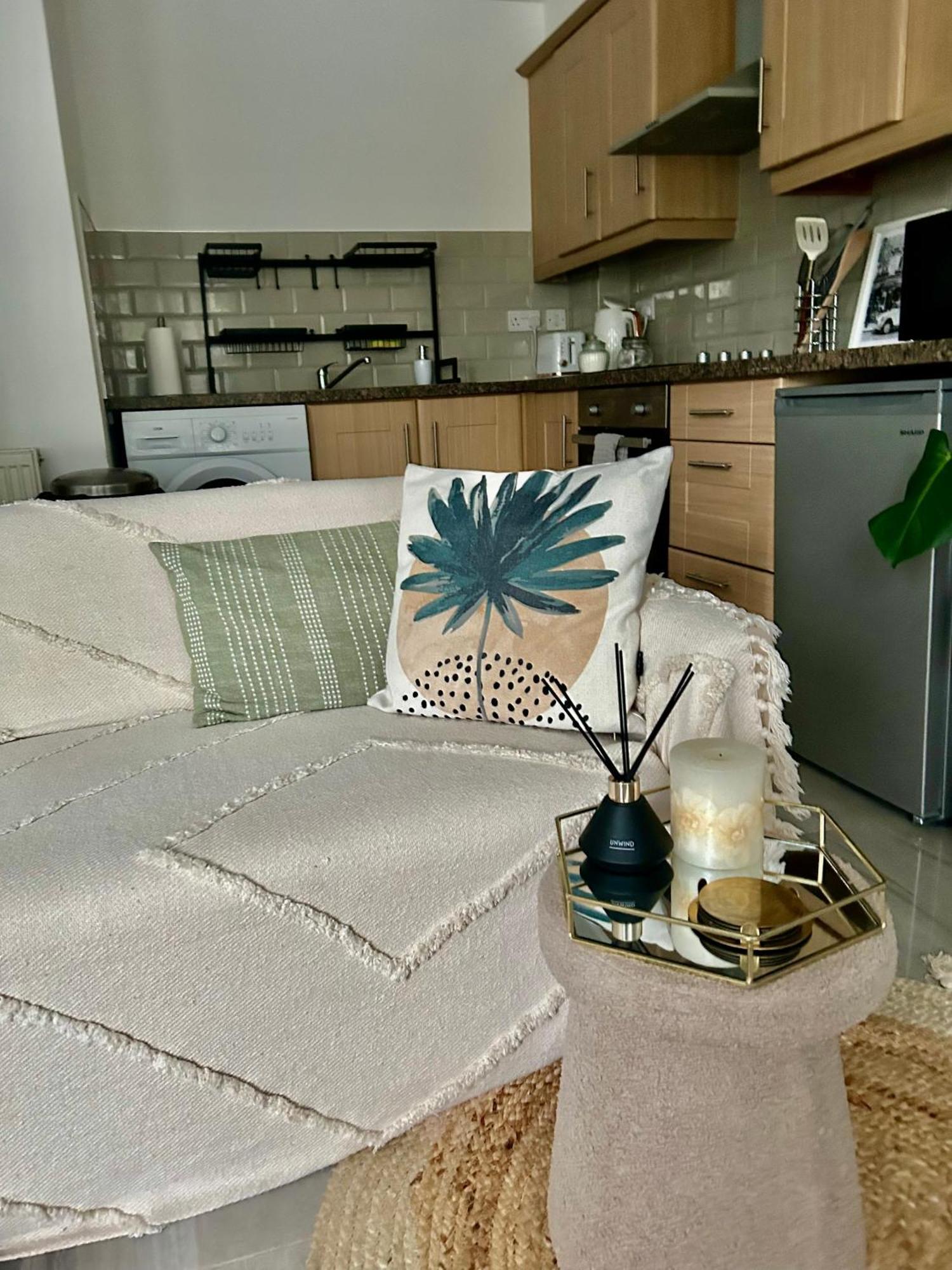 Modern 2 Bed Apartment With Free Parking And Netflix Dawley Extérieur photo