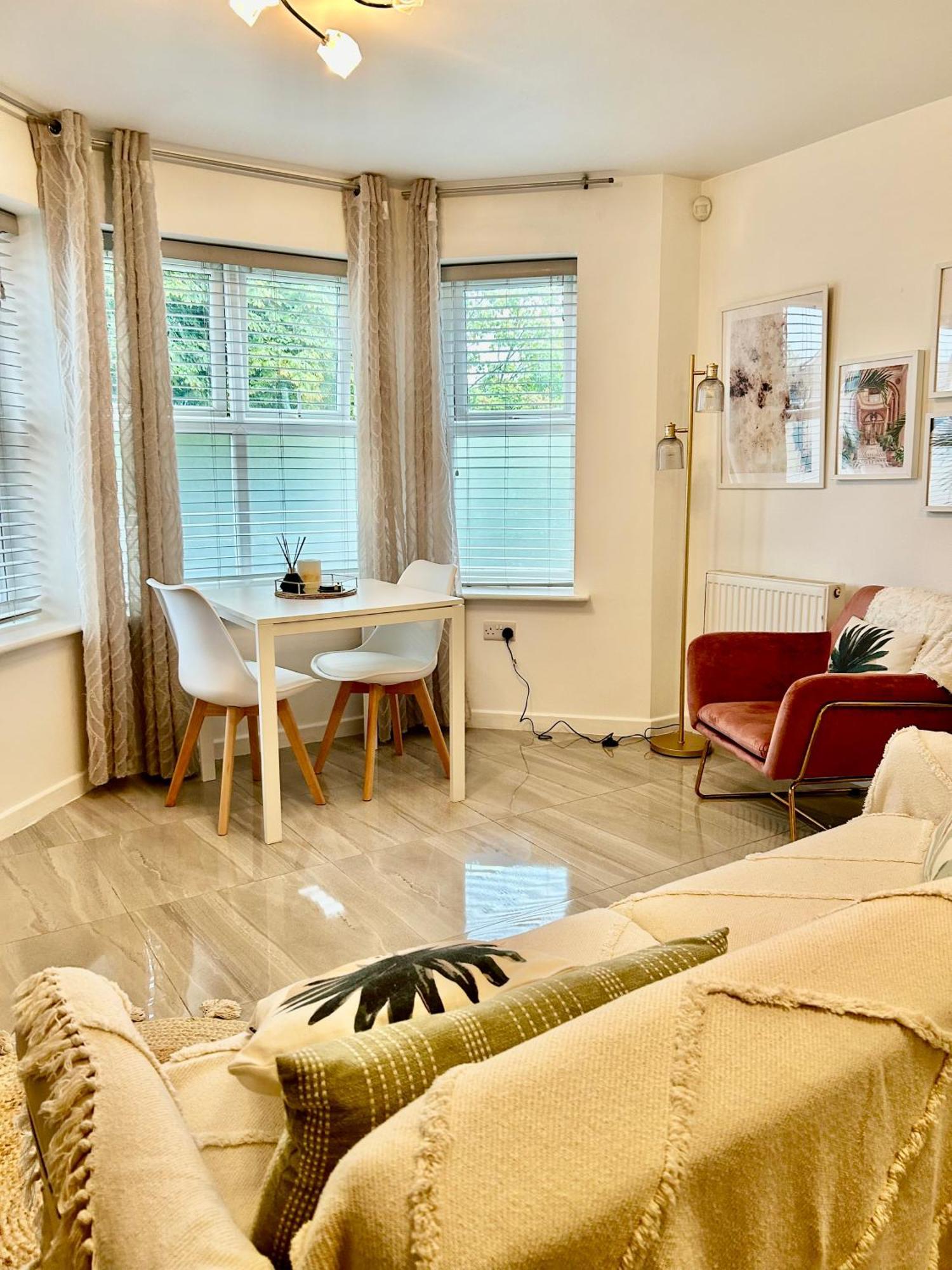 Modern 2 Bed Apartment With Free Parking And Netflix Dawley Extérieur photo