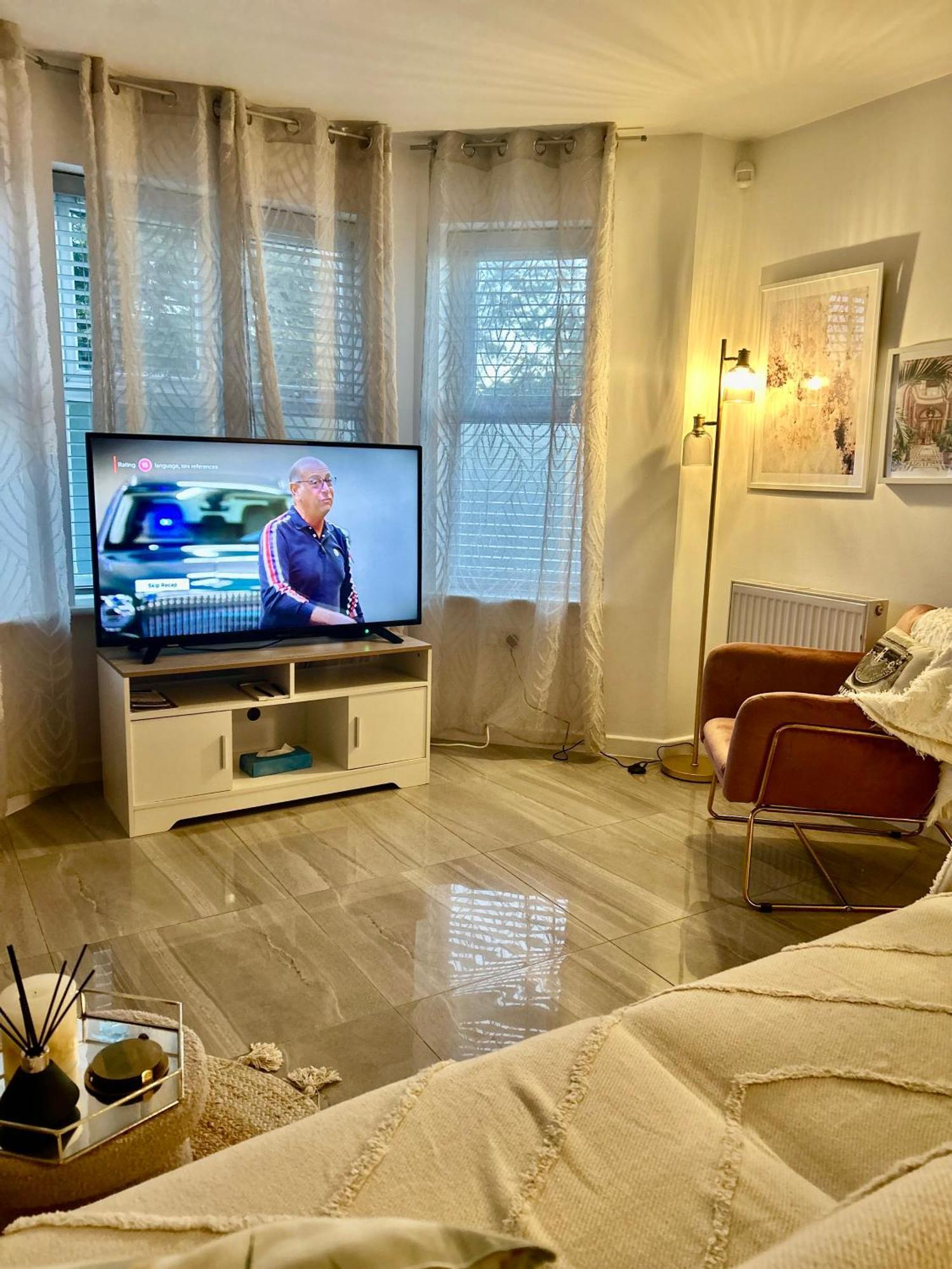 Modern 2 Bed Apartment With Free Parking And Netflix Dawley Extérieur photo