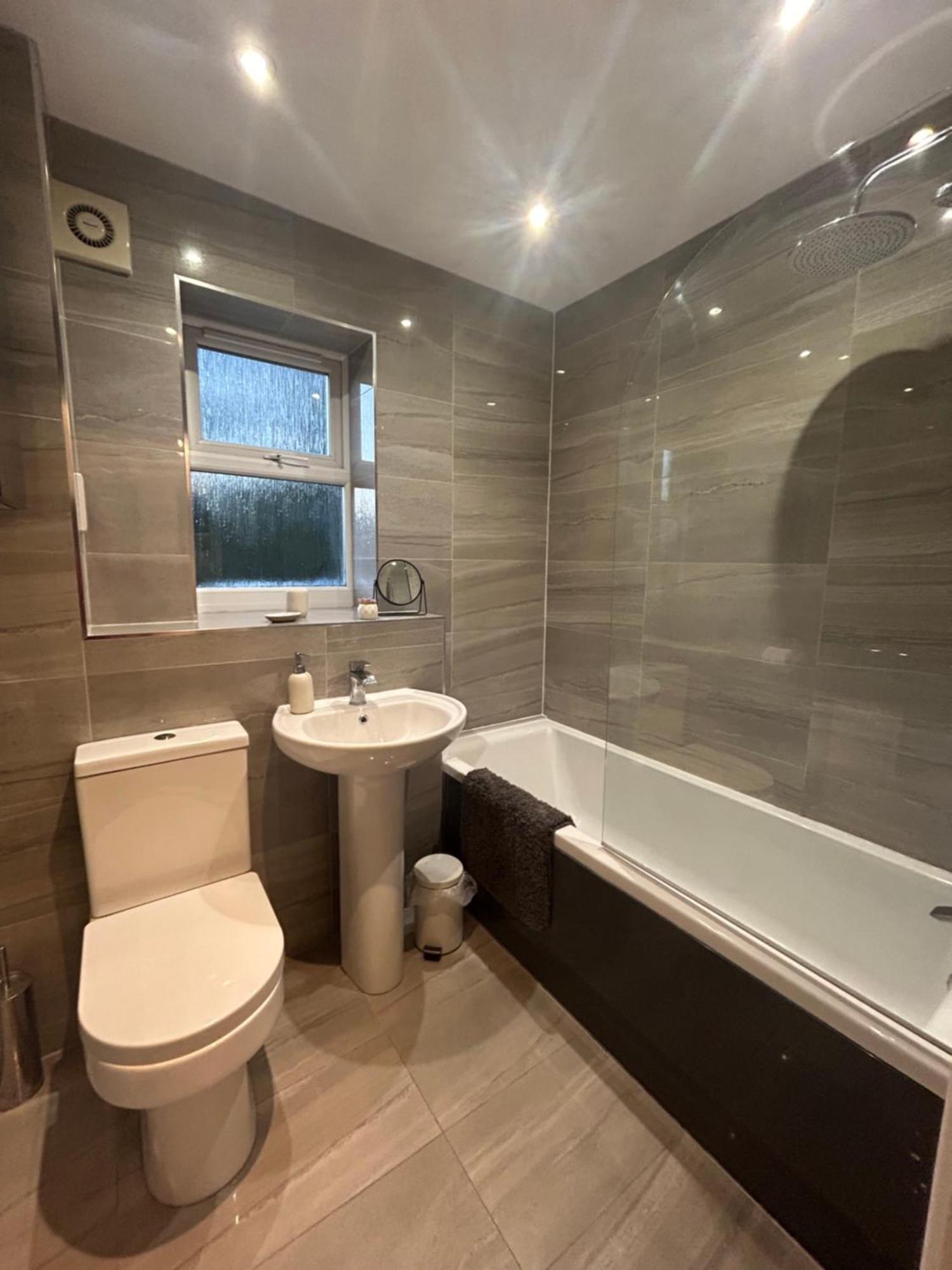 Modern 2 Bed Apartment With Free Parking And Netflix Dawley Extérieur photo