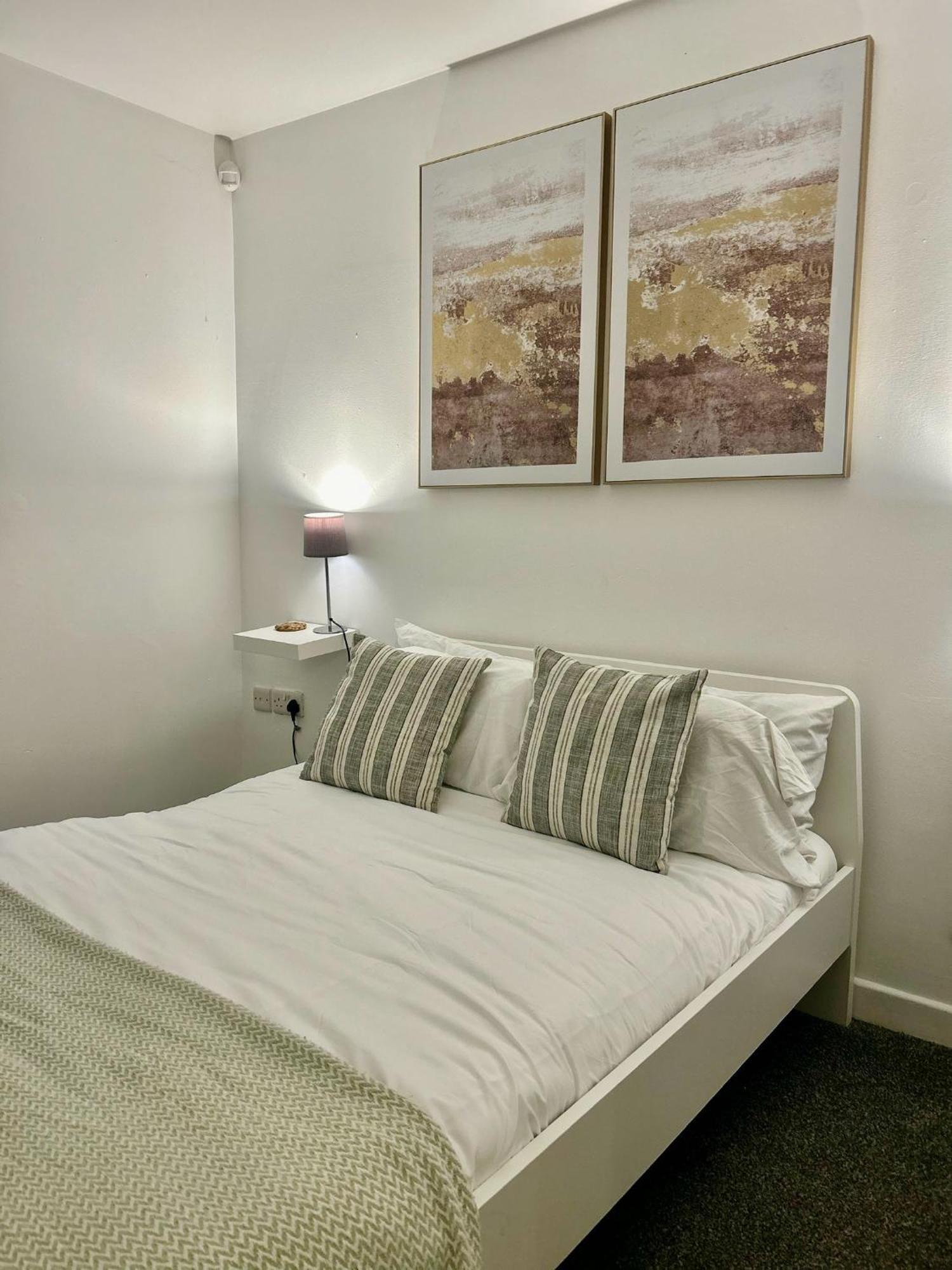Modern 2 Bed Apartment With Free Parking And Netflix Dawley Extérieur photo