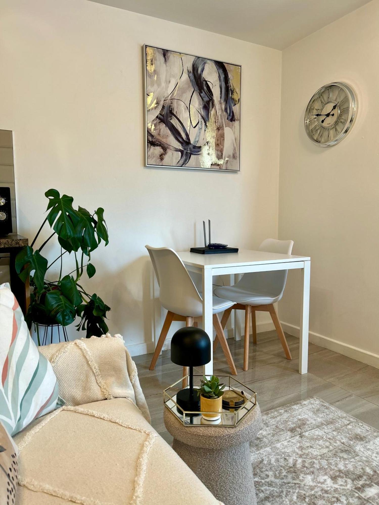 Modern 2 Bed Apartment With Free Parking And Netflix Dawley Extérieur photo