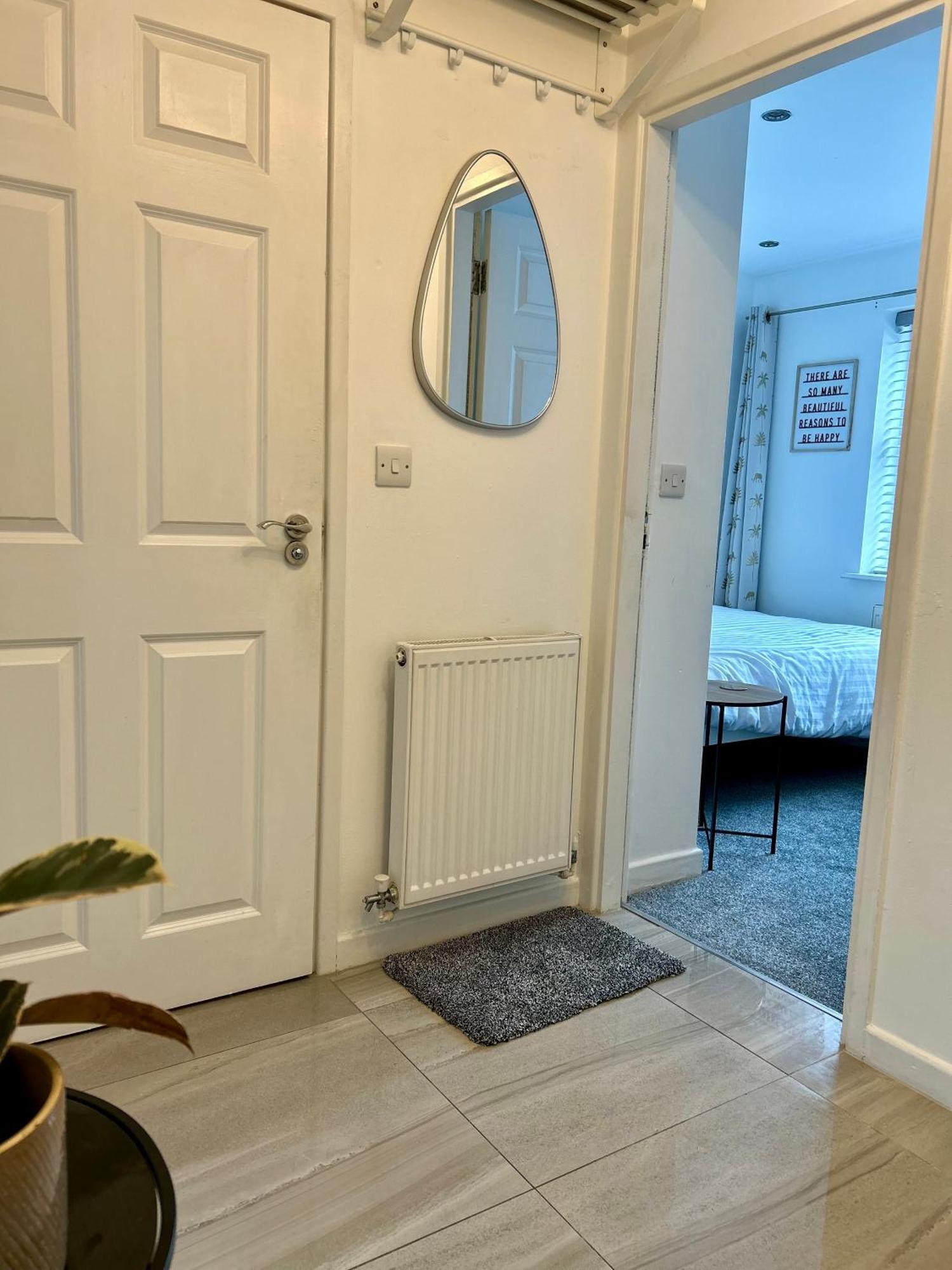 Modern 2 Bed Apartment With Free Parking And Netflix Dawley Extérieur photo