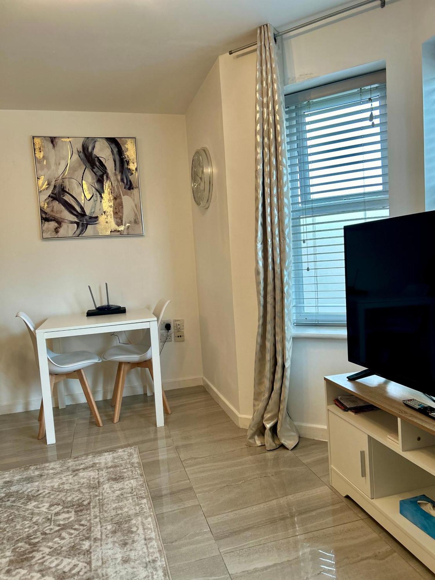 Modern 2 Bed Apartment With Free Parking And Netflix Dawley Extérieur photo