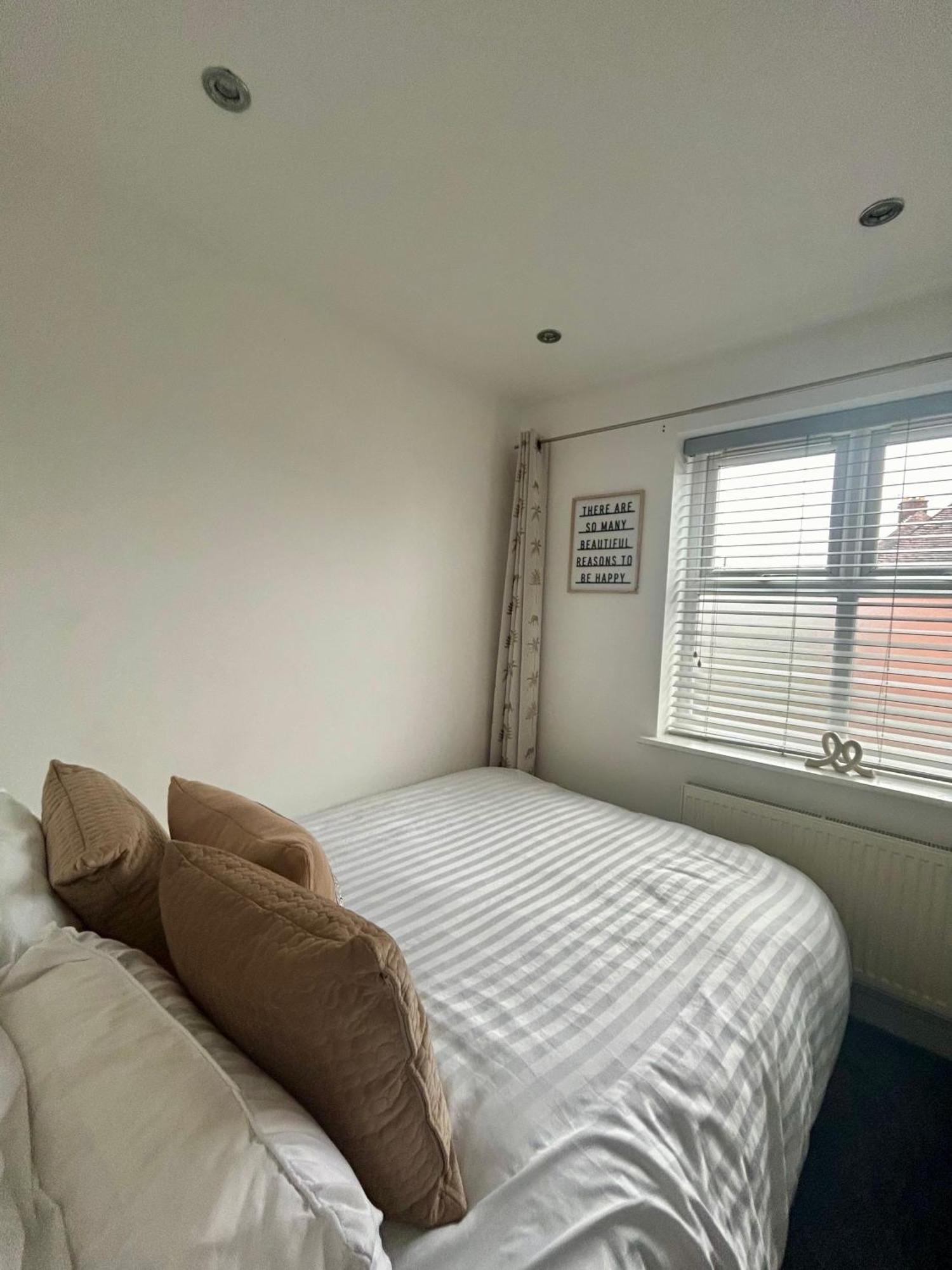Modern 2 Bed Apartment With Free Parking And Netflix Dawley Extérieur photo