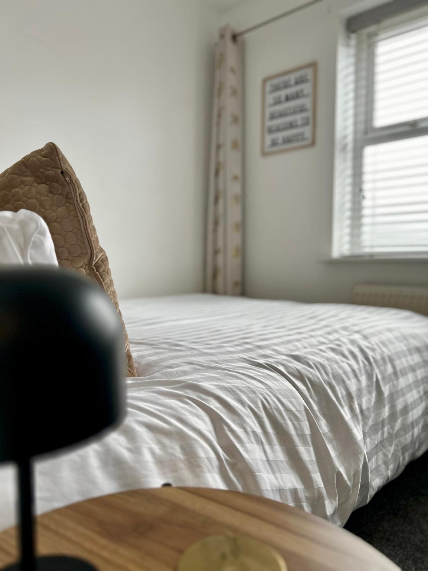Modern 2 Bed Apartment With Free Parking And Netflix Dawley Extérieur photo