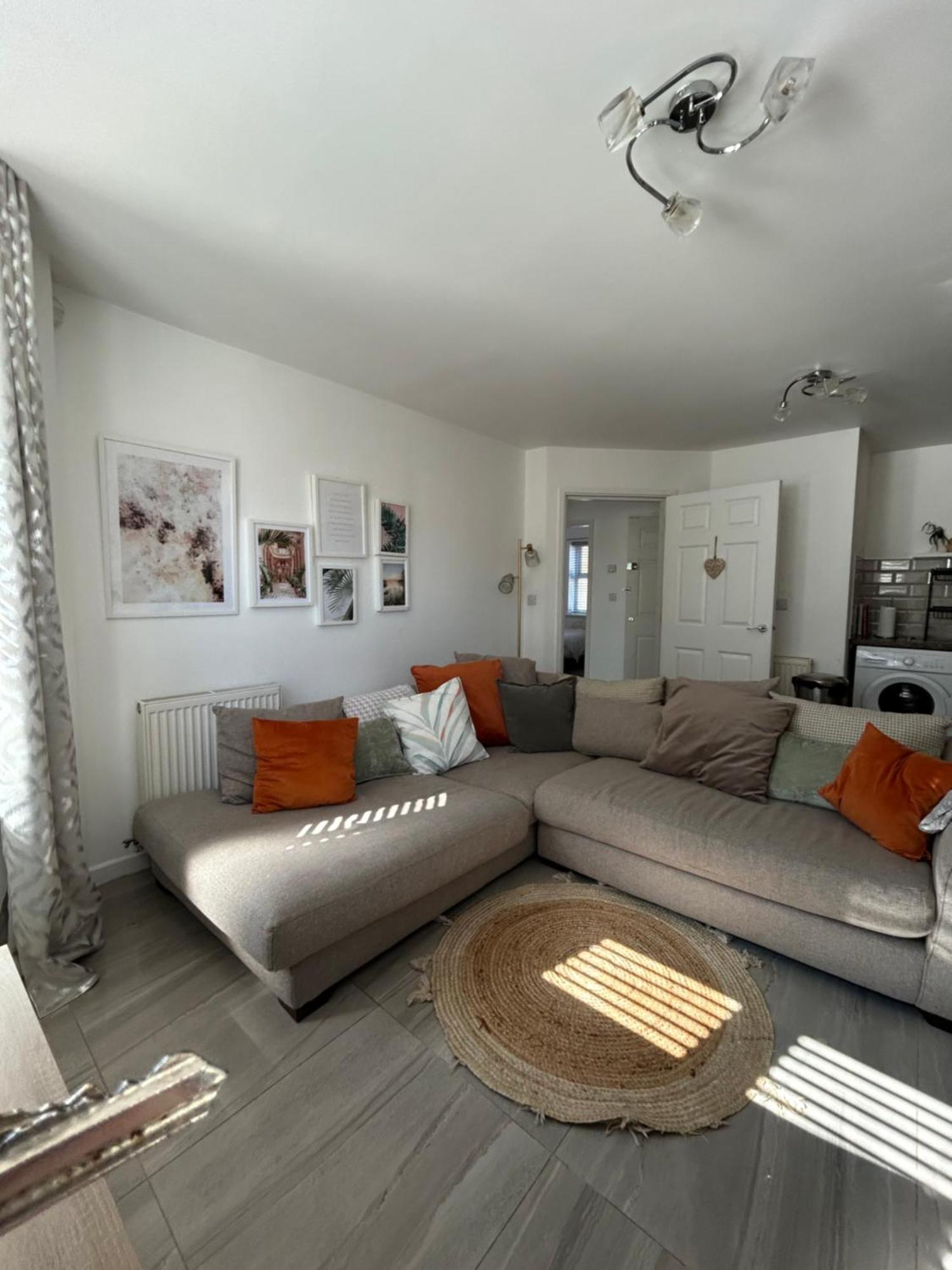 Modern 2 Bed Apartment With Free Parking And Netflix Dawley Extérieur photo
