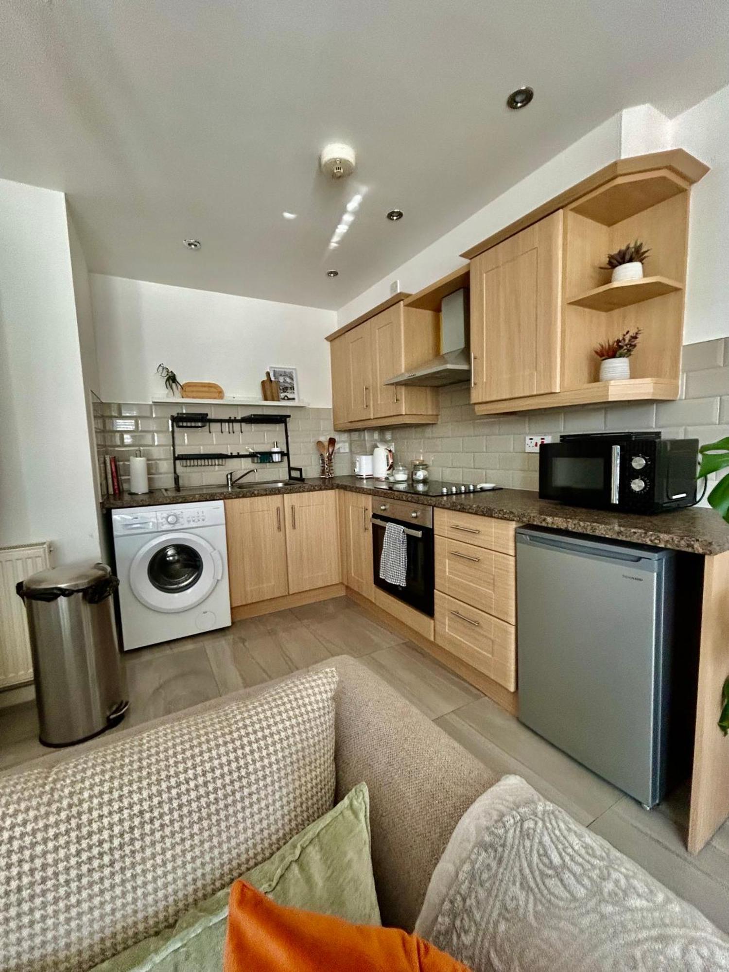 Modern 2 Bed Apartment With Free Parking And Netflix Dawley Extérieur photo
