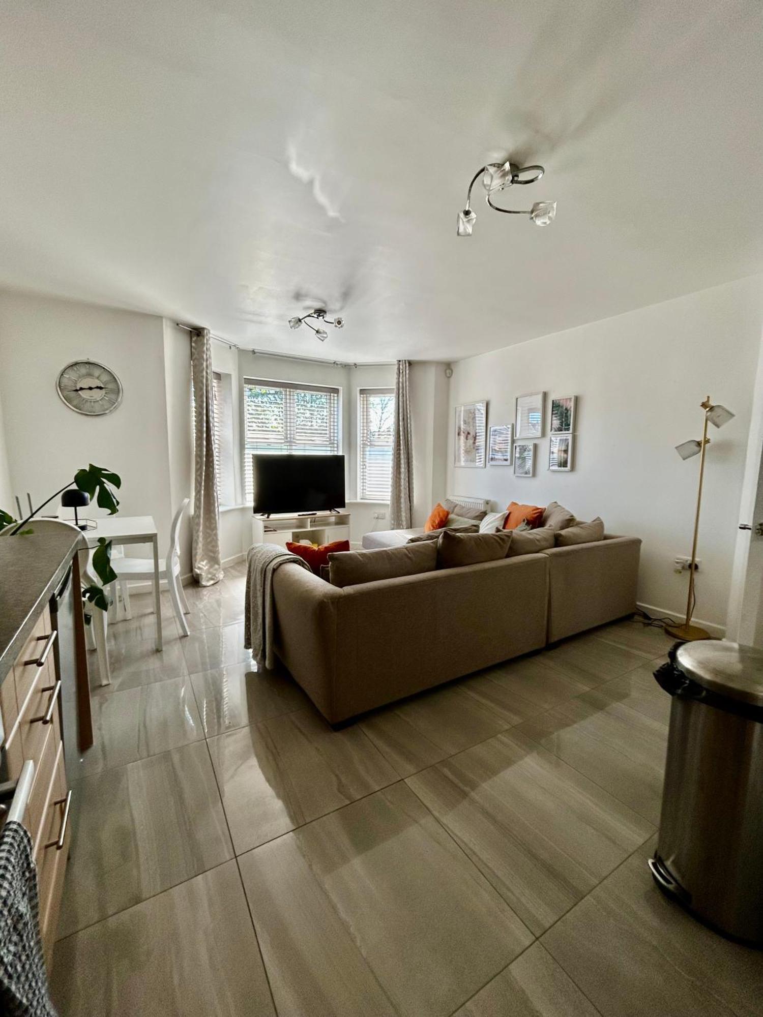 Modern 2 Bed Apartment With Free Parking And Netflix Dawley Extérieur photo