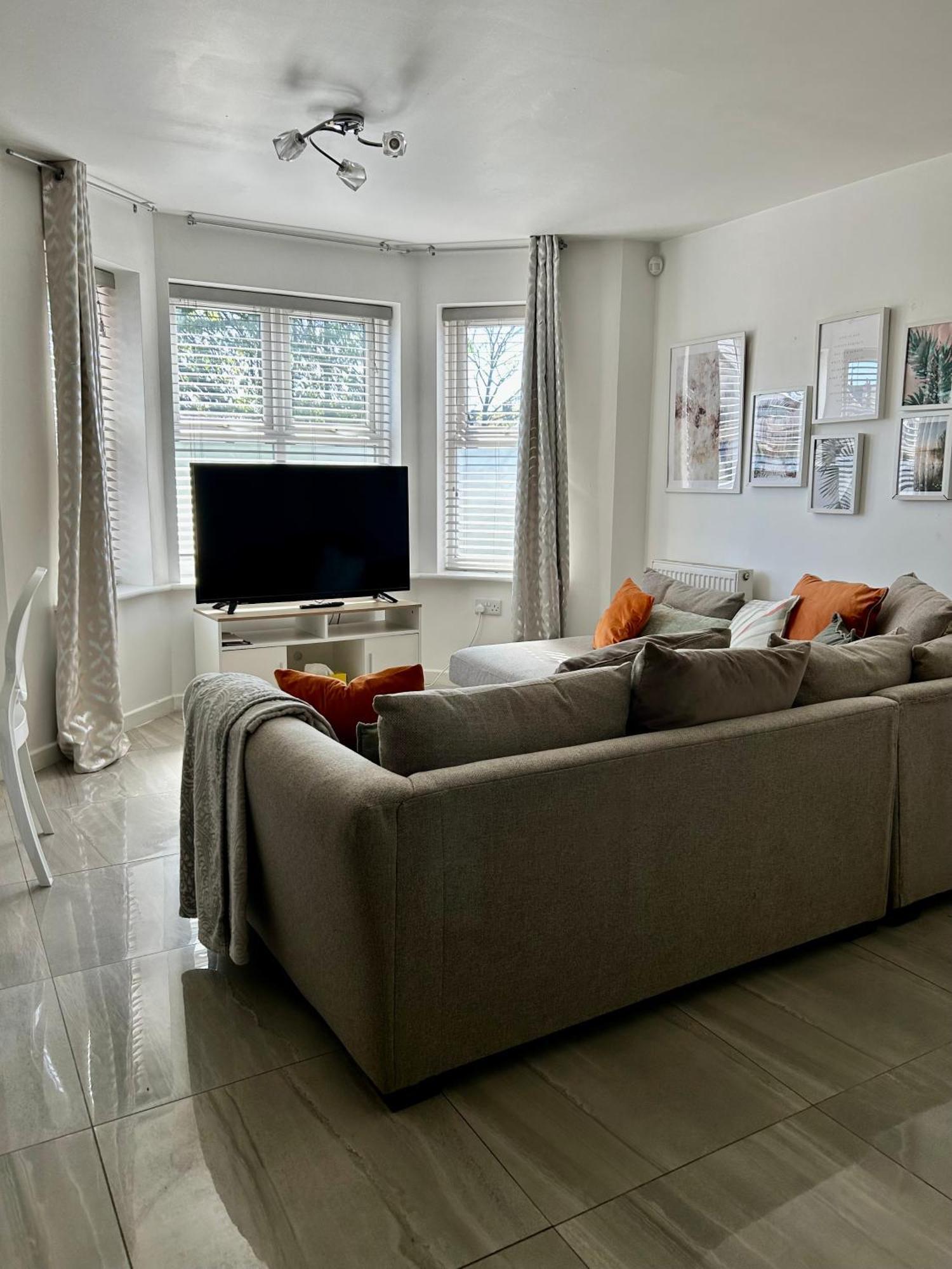 Modern 2 Bed Apartment With Free Parking And Netflix Dawley Extérieur photo